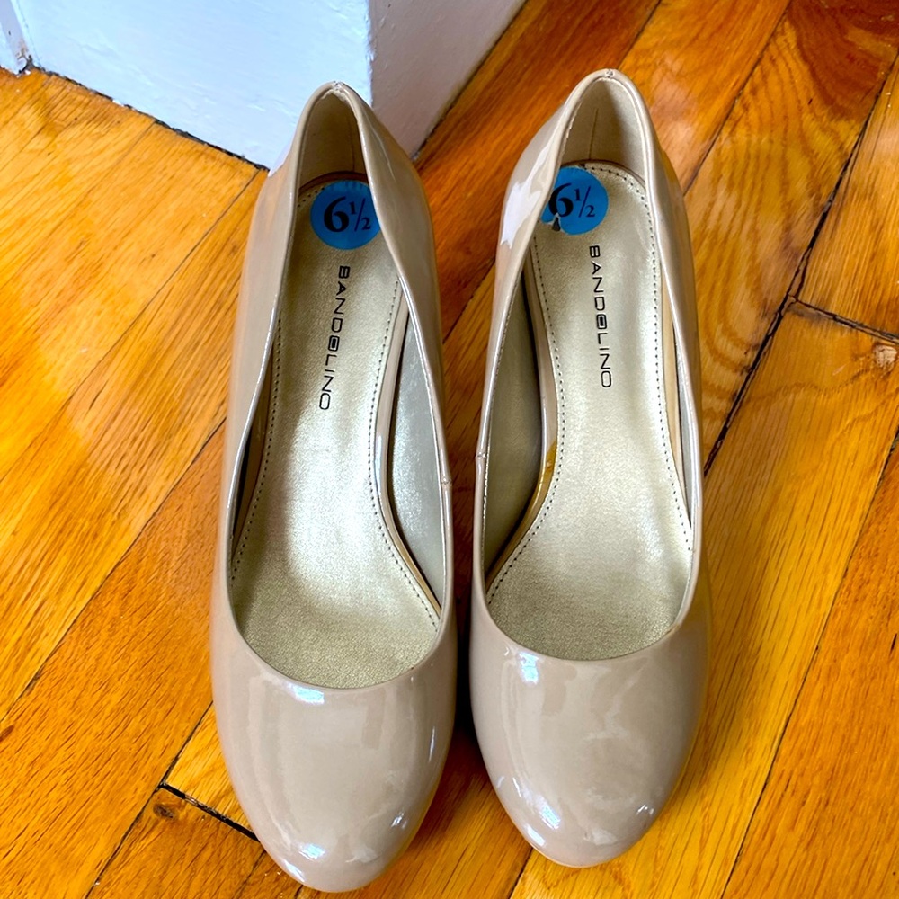 Bandolino nude patent leather round toe stilettos pumps 6 1/2 tan cream padded